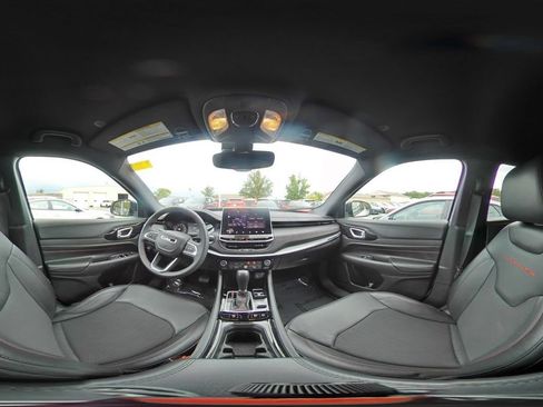 Used 2025 Jeep Compass Trailhawk AWD/4WD image 42