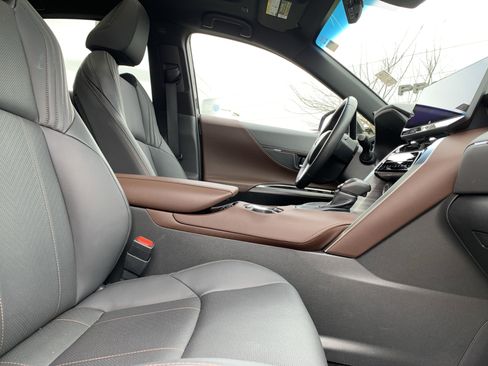 Used 2024 Toyota Venza Limited image 35