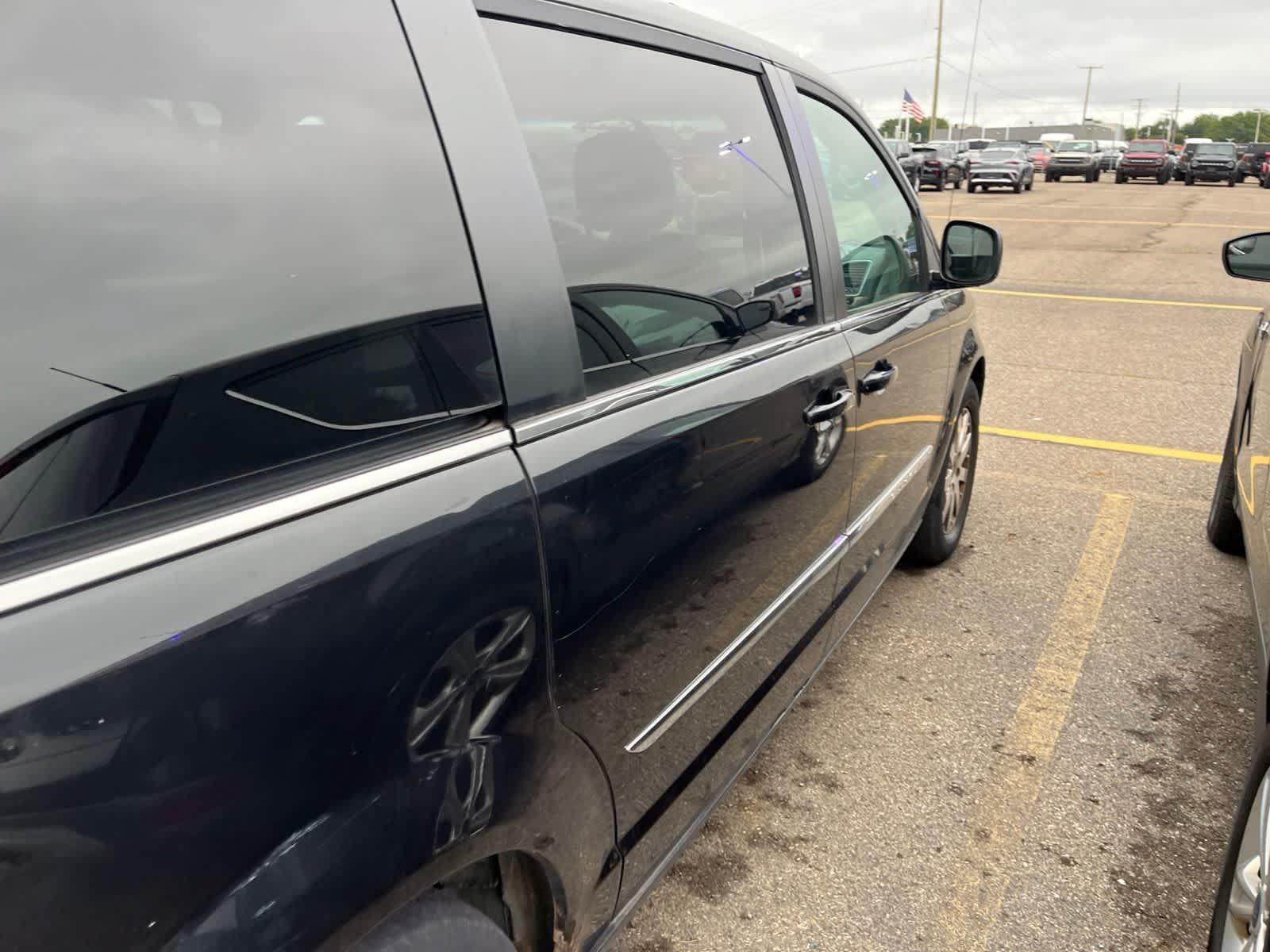 Used 2013 Chrysler Town & Country Touring FWD image 15