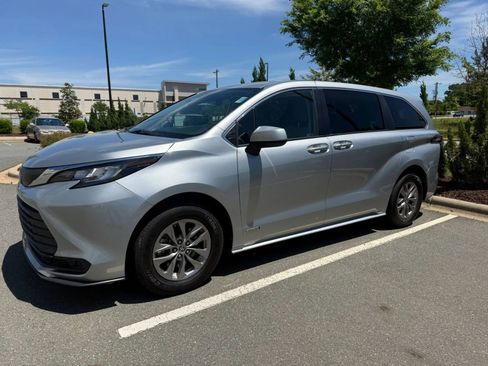 Used 2021 Toyota Sienna LE FWD image 2