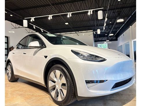 Used 2023 Tesla Model Y Long Range image 7