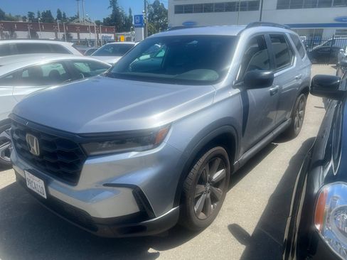 Used 2025 Honda Pilot Sport image 4