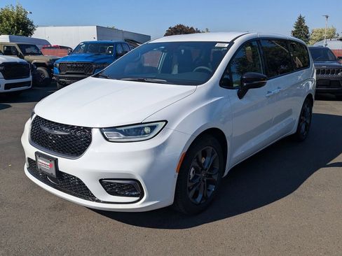 New 2026 Chrysler Pacifica Select image 3