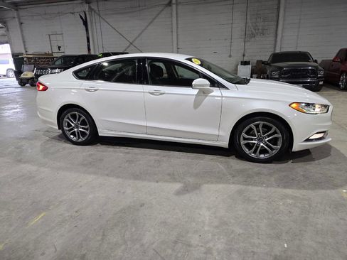Used 2017 Ford Fusion SE w/ Equipment Group 201A image 18