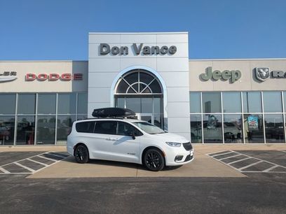 New 2025 Chrysler Pacifica Select w/ Fav Edition Package