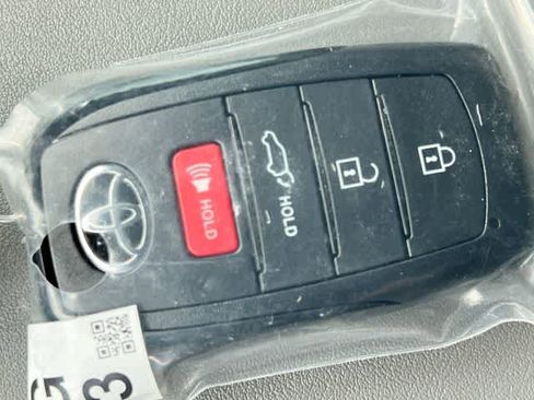 Used 2024 Toyota Highlander XLE FWD image 21