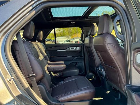 Used 2025 Ford Explorer Platinum w/ LUX Leather Package AWD/4WD image 17