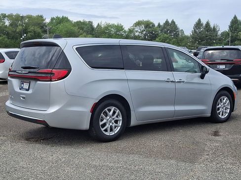 Used 2023 Chrysler Pacifica Touring-L FWD image 12