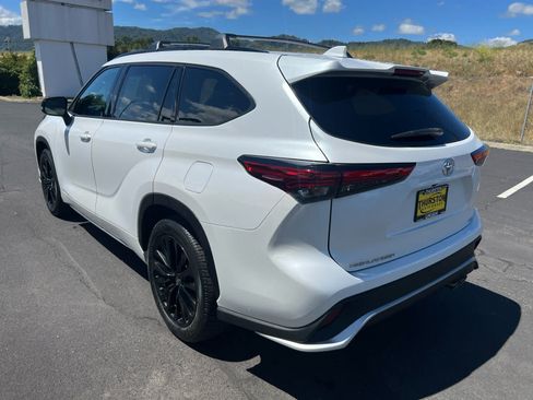 Used 2023 Toyota Highlander XSE FWD image 8