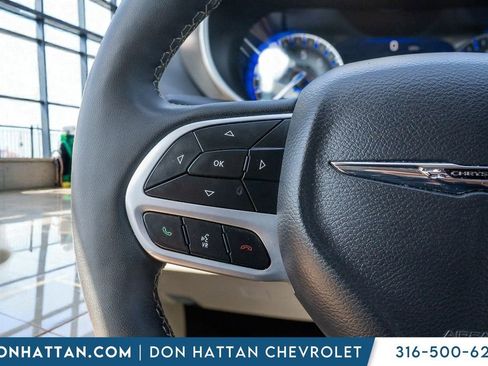 Used 2024 Chrysler Pacifica Touring-L FWD image 11