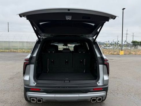 Used 2025 Chevrolet Traverse LT w/ Sun and Wheel Package image 9