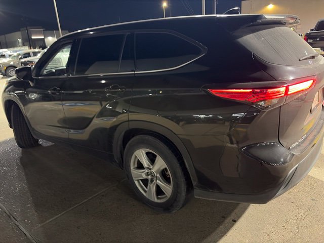 Used 2021 Toyota Highlander LE FWD image 12