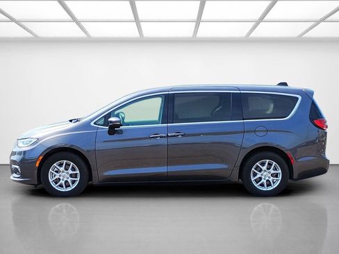 Used 2023 Chrysler Pacifica Touring-L FWD image 2