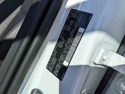 Certified 2023 Volvo XC60 B5 Plus AWD/4WD image 30