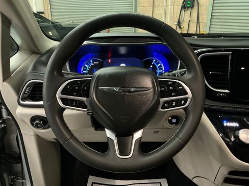 Used 2023 Chrysler Pacifica Touring-L image 25