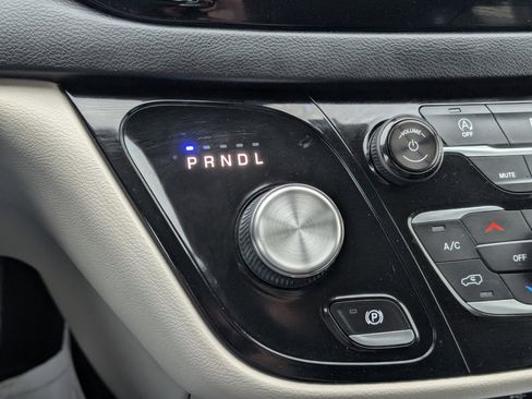 Used 2018 Chrysler Pacifica Touring-L image 22