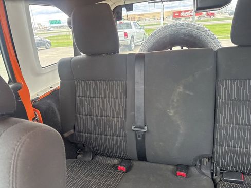 Used 2012 Jeep Wrangler Unlimited Rubicon w/ Connectivity Group AWD/4WD image 19