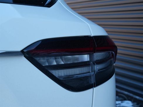 Used 2022 Maserati Levante Trofeo image 8