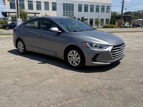 Used 2018 Hyundai Elantra SE w/ Cargo Package FWD image 6