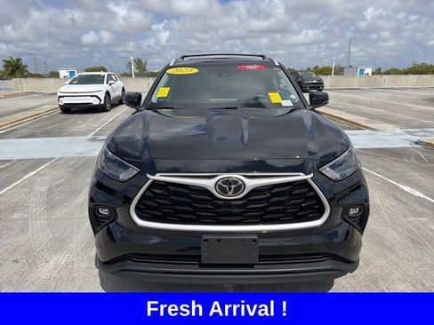 Used 2023 Toyota Highlander XLE image 2