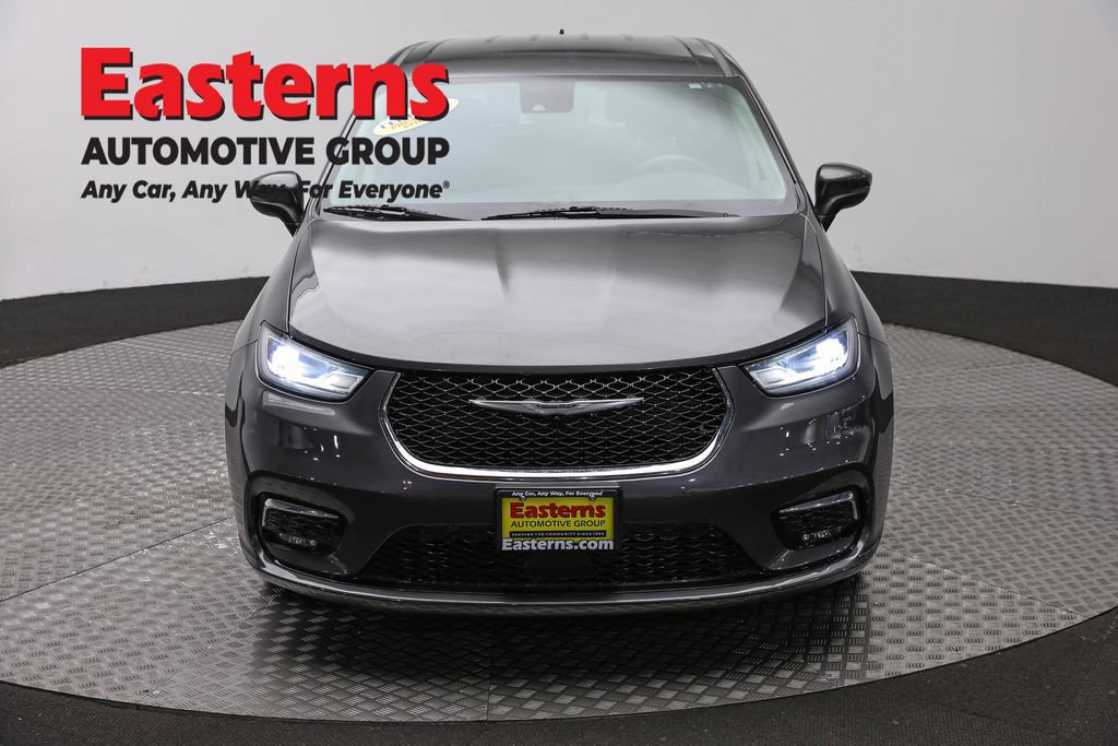 Used 2023 Chrysler Pacifica Touring-L FWD image 3