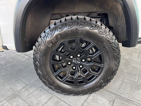 Used 2025 Chevrolet Colorado Trail Boss AWD/4WD image 4