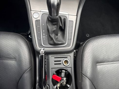 Used 2017 Volkswagen Golf Wolfsburg Edition image 21