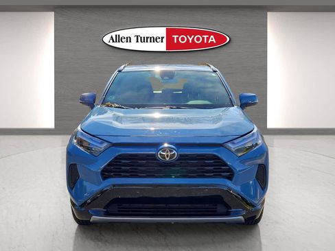 Used 2025 Toyota RAV4 SE image 4