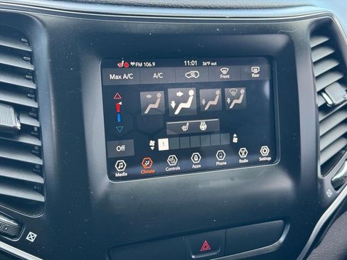 Used 2019 Jeep Cherokee Latitude w/ Cold Weather Group image 24