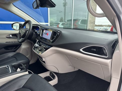 Used 2024 Chrysler Pacifica Touring-L image 16