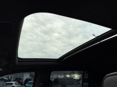 Certified 2025 Chevrolet Suburban High Country image 27