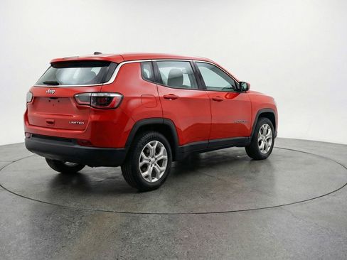 Used 2025 Jeep Compass Latitude image 9