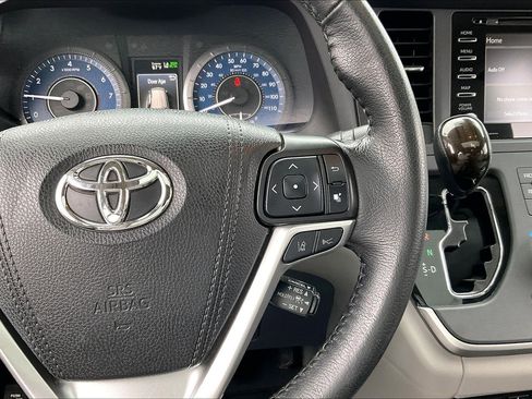 Used 2020 Toyota Sienna XLE w/ XLE Navigation Package image 20