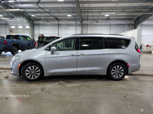 Used 2020 Chrysler Pacifica Touring-L Plus FWD image 5
