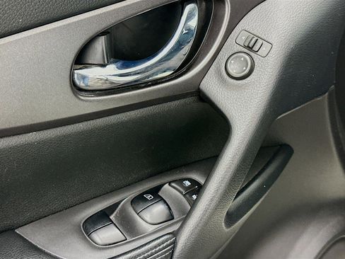 Used 2016 Nissan Rogue SV image 15