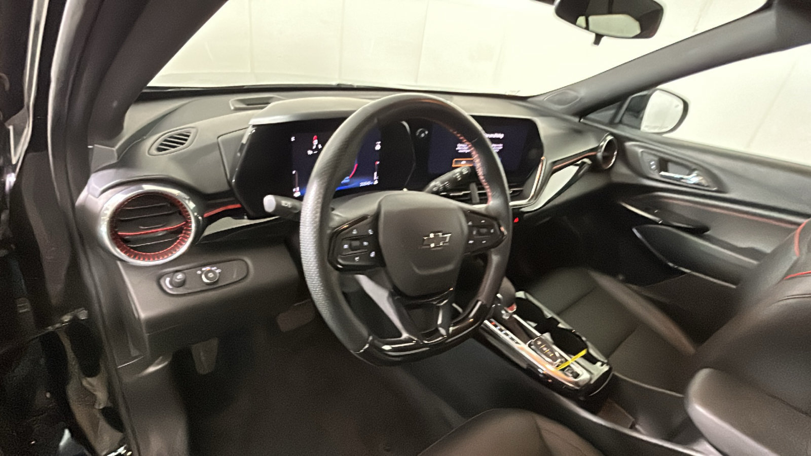 Used 2025 Chevrolet Trax RS w/ Driver Confidence Package FWD image 17