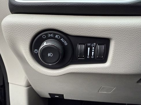 Used 2024 Chrysler Pacifica Touring-L image 29