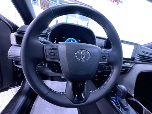 Used 2025 Toyota Camry SE w/ Convenience Package image 15