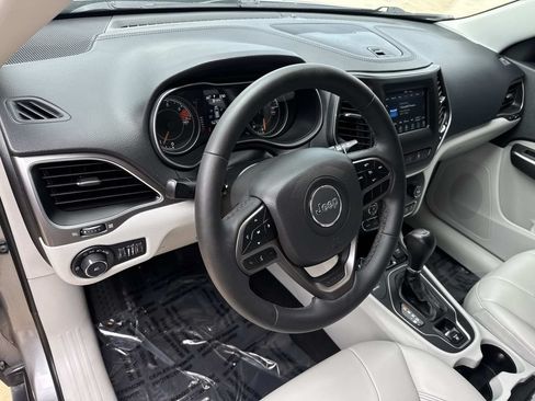 Used 2021 Jeep Cherokee Latitude Plus AWD/4WD image 19
