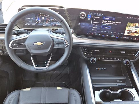 Used 2025 Chevrolet Tahoe High Country AWD/4WD image 18