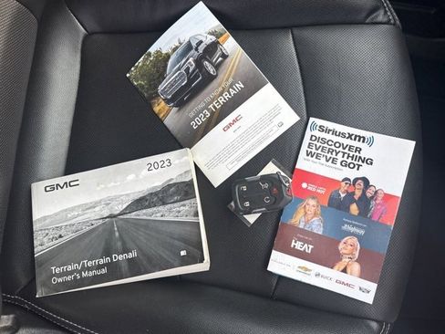 Used 2023 GMC Terrain SLT image 7