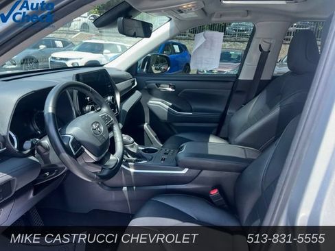 Used 2023 Toyota Highlander XLE FWD image 6
