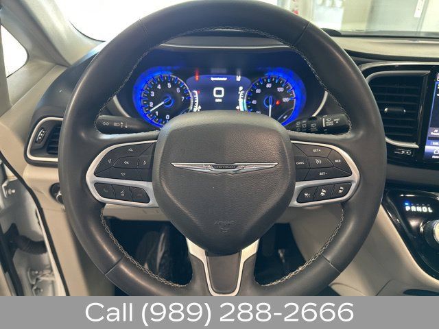 Used 2023 Chrysler Pacifica Touring-L FWD image 13
