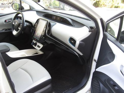 Certified 2018 Toyota Prius Four w/ Advanced Technology Package FWD image 18