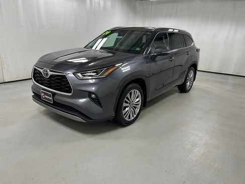 Used 2024 Toyota Highlander Platinum image 2