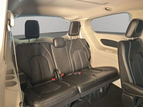 Used 2024 Chrysler Pacifica Touring-L image 20