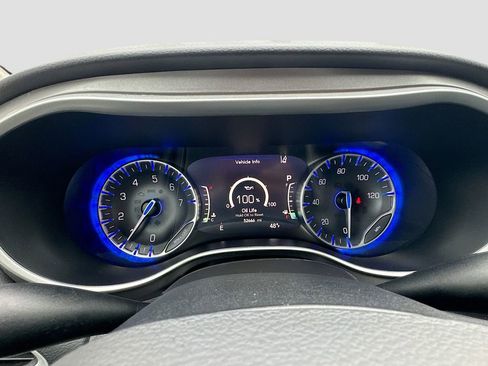 Used 2024 Chrysler Pacifica Touring-L image 11