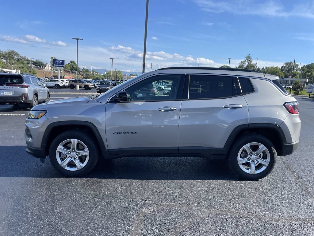 Used 2023 Jeep Compass Latitude w/ Convenience Group AWD/4WD image 3