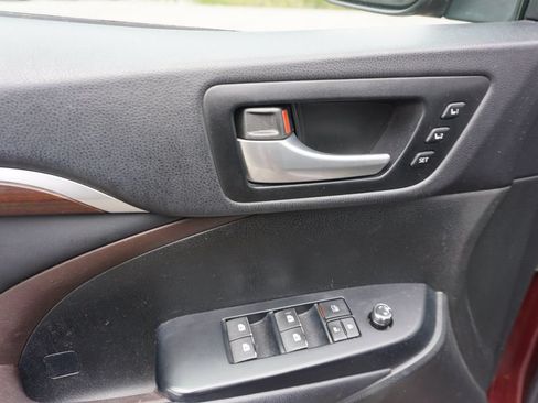 Used 2015 Toyota Highlander Limited Platinum FWD image 3