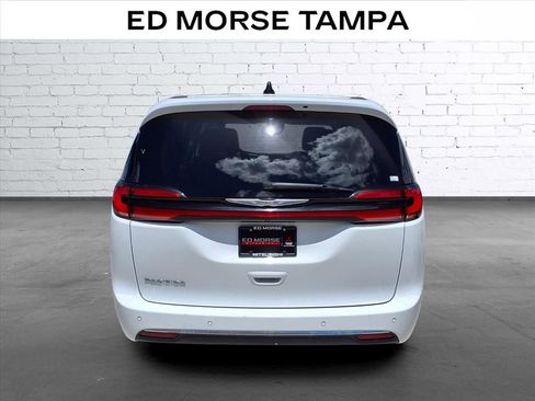 Used 2023 Chrysler Pacifica Touring-L FWD image 4